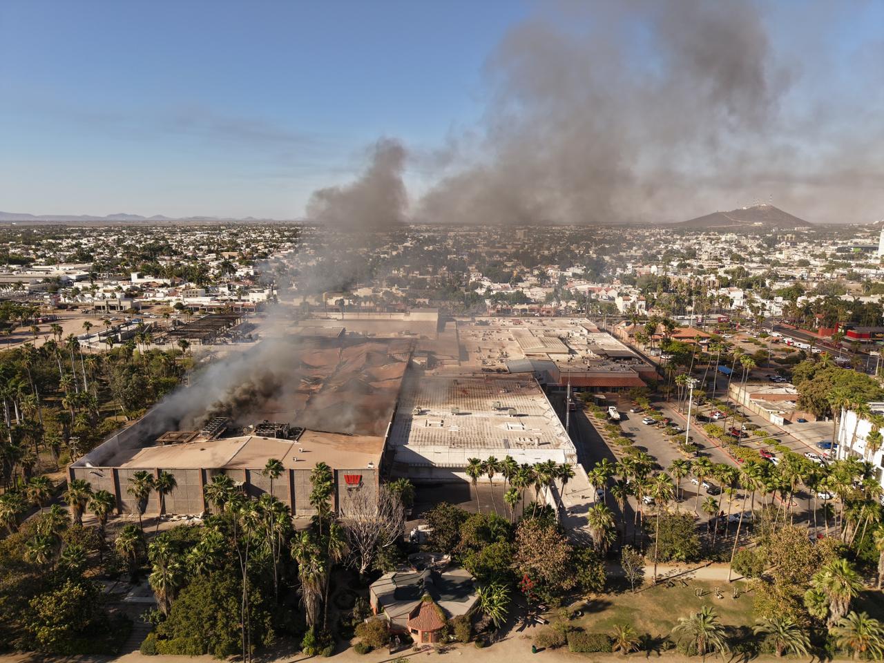 $!Son 5 personas las fallecidas en el incendio en plaza comercial en Los Mochis