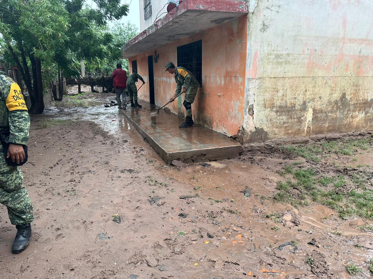 $!Ayuda Ejército Nacional, Fuerza Aérea y GN a afectados en Sinaloa por ‘Norma’