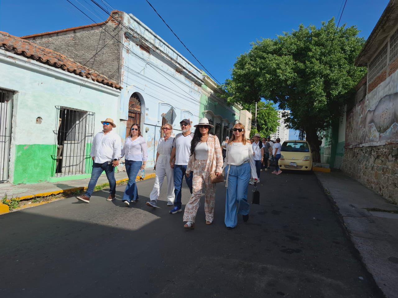 $!Mazatlecos también salen a marchar en exigencia de paz en Sinaloa