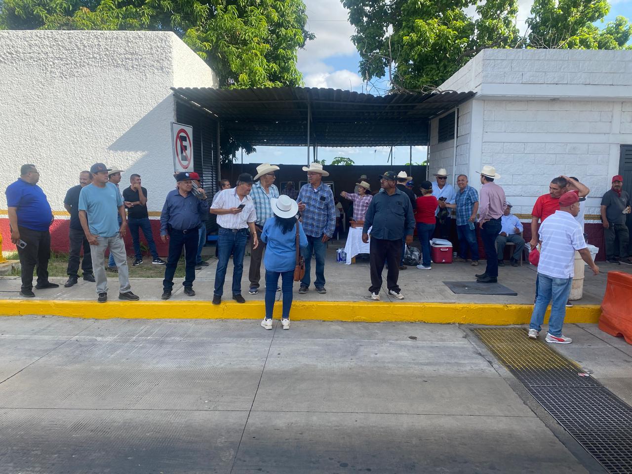 $!Campesinos bloquearán caseta de Cuatro Caminos, pero será parcial