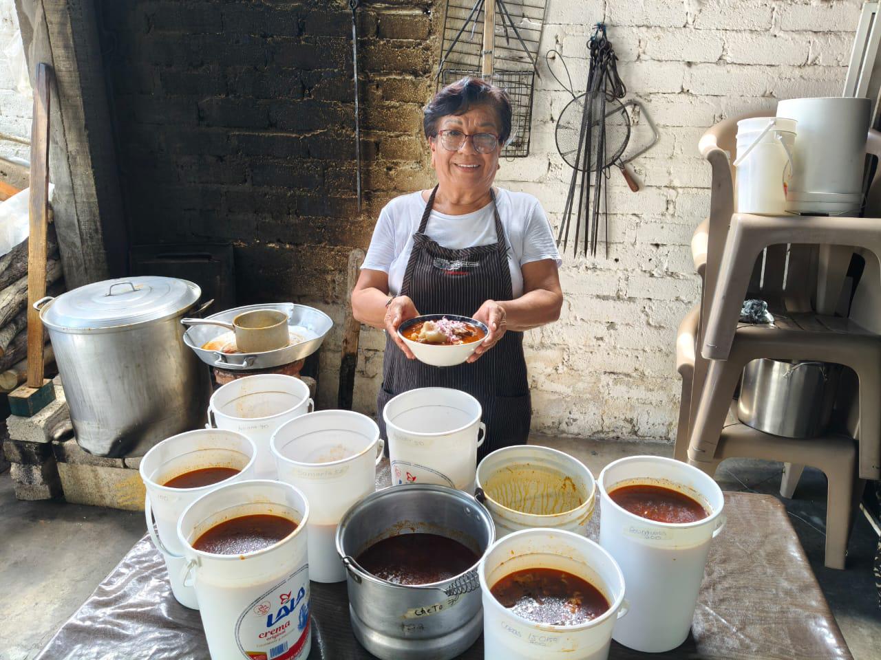 $!Con el sazón que le ha encontrado al platillo, Dora ha hecho de la venta del pozole en Rosario su oficio