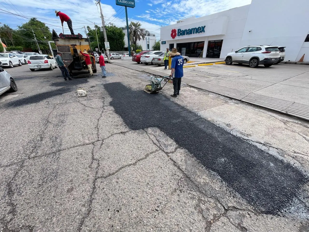 $!Avanza Comuna con trabajos de bacheo en Culiacán; cuadrillas municipales reparan asfalto en puntos afectados