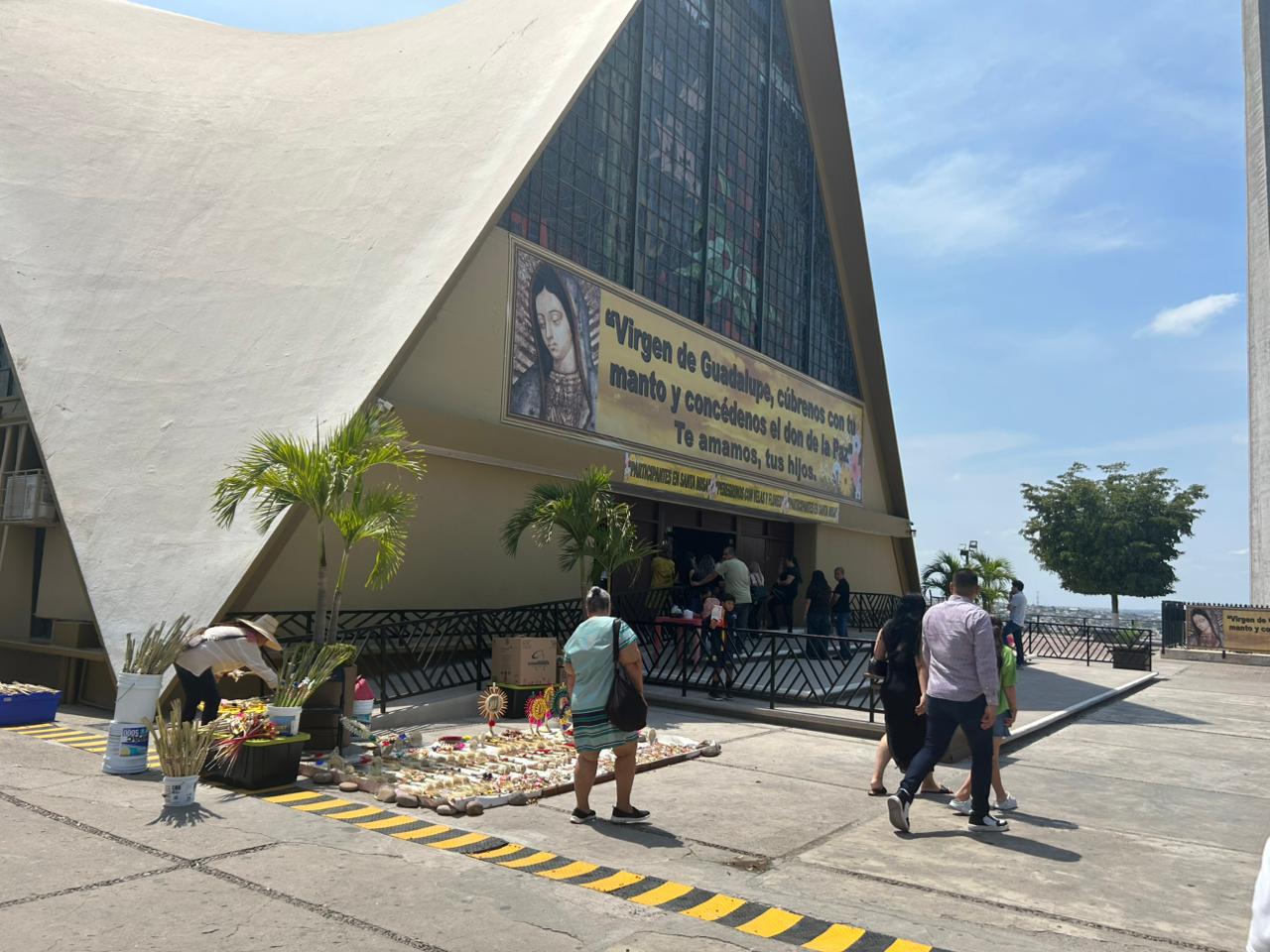 $!Celebran en Culiacán el Domingo de Ramos en la iglesia La Lomita