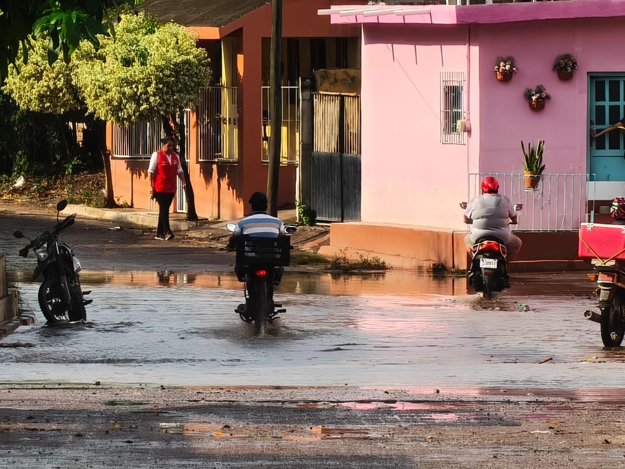 $!Lluvias repentinas dejan encharcamientos en calles y baches en El Rosario