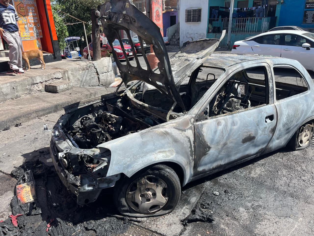 $!Se incendia un vehículo en la colonia 5 de Mayo, en Culiacán