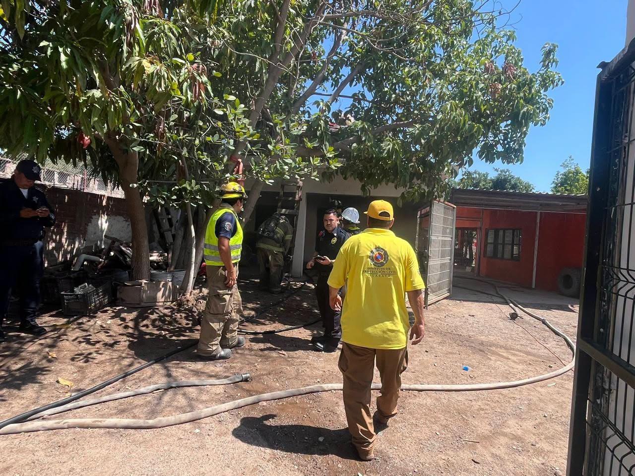 $!Sofocan incendio en casa, evacúan a sus habitantes y rescatan a cinco perritos, en Guasave