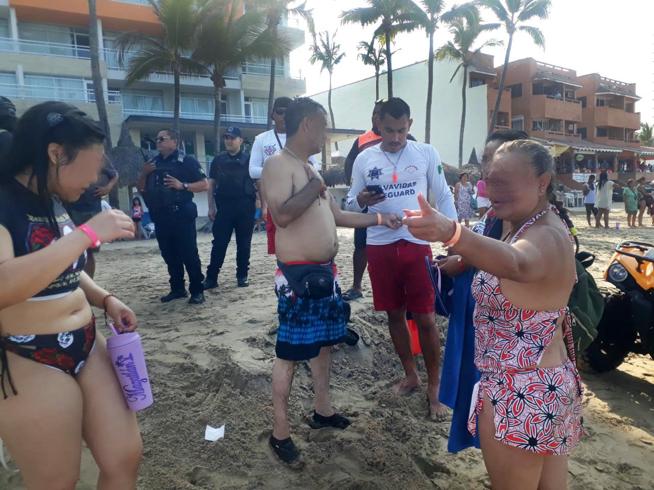 $!El mar de fondo casi se lleva a dos turistas en Mazatlán, pero salvavidas logran rescatarlos