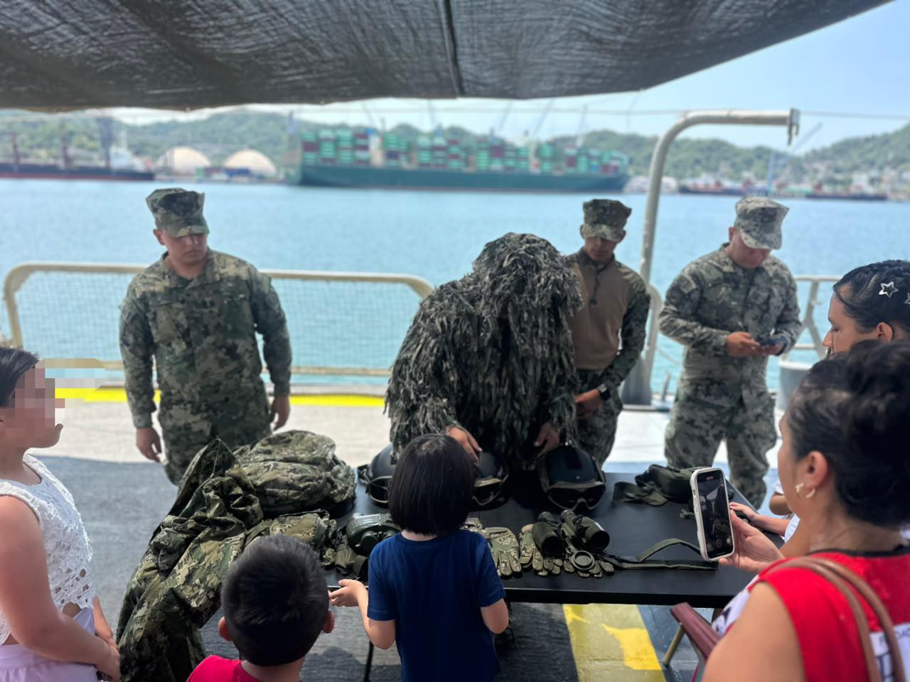 $!Reciben a 11 niñas y niños a bordo de buque de la Armada en Manzanillo