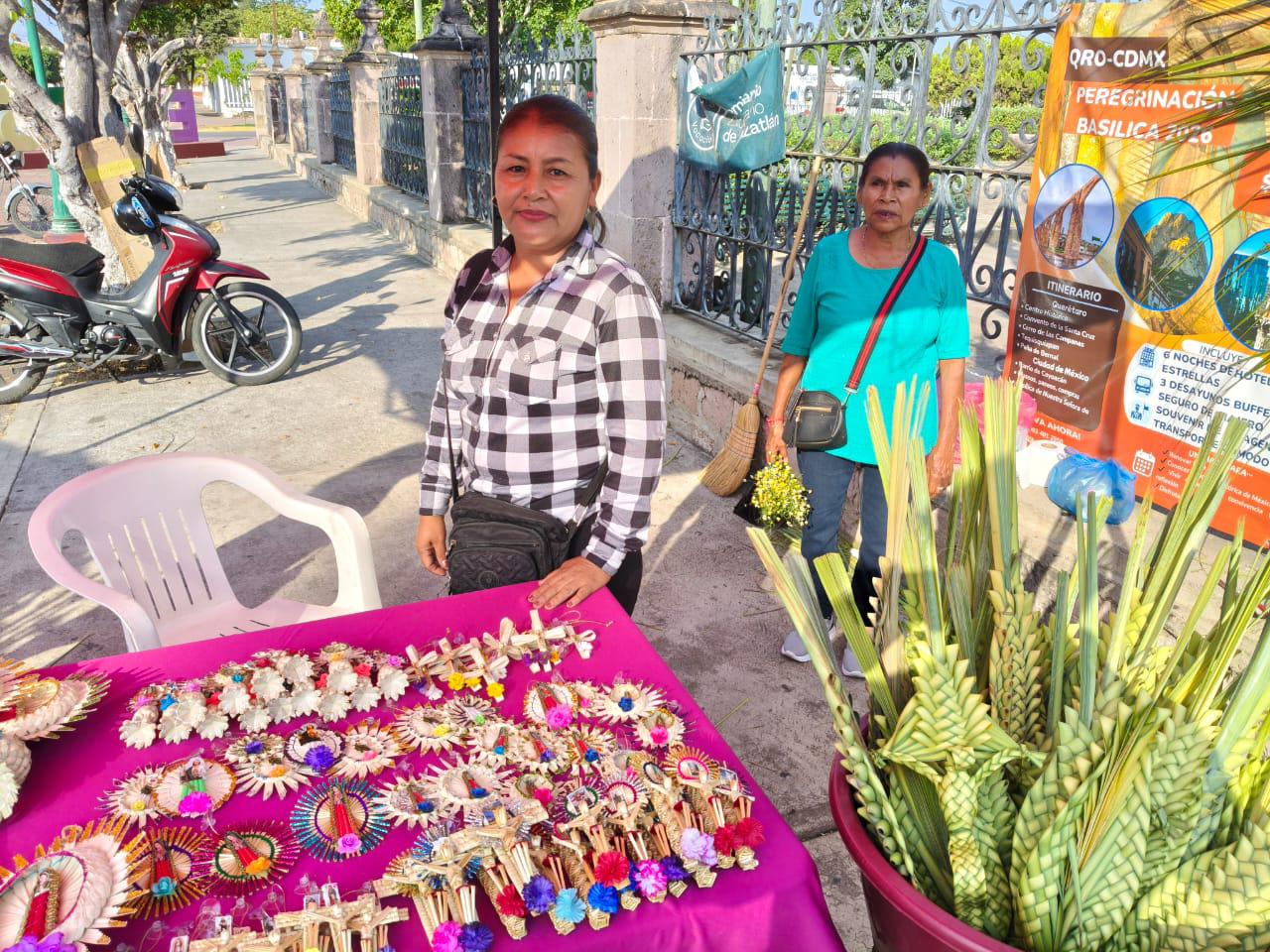 $!Virginia sigue el legado familiar de la venta de palma cada Domingo de Ramos