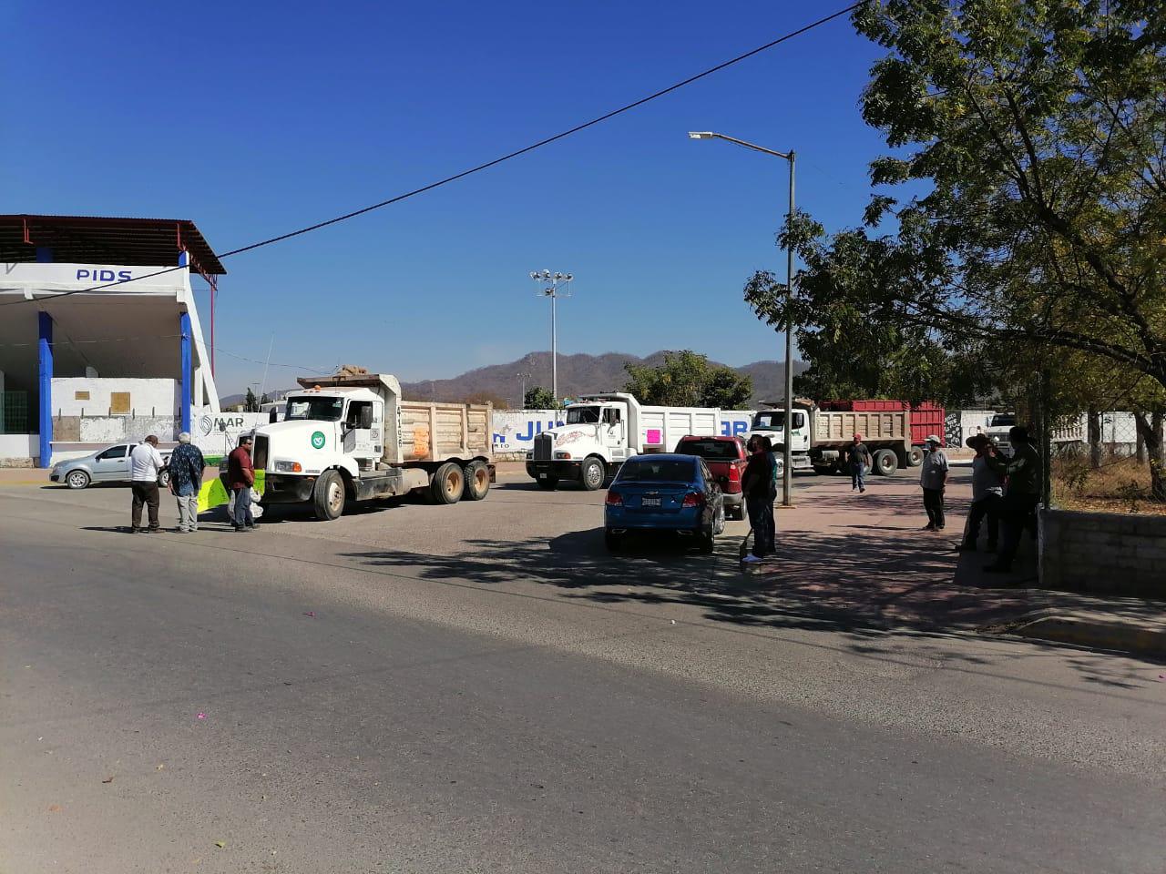 $!Transportistas exigen a ICA les dé trabajo para acarrear material para la Presa Santa María