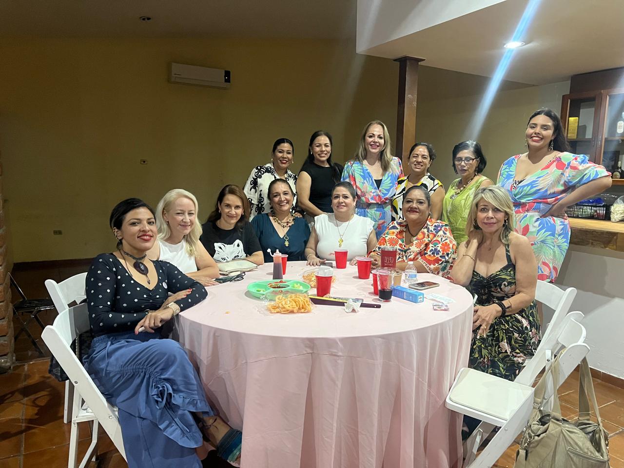 $!De pie, Verónica Hernández, Claudia Balderrama, Maricela Rivas, Karla Gallegos, Naytzé Ramírez, Lorena Pérez; sentadas Karla Fernanda García, María José e Iliana Alvarado, Patricia Ward, Luz Aimé Cuen, Eva Guadalupe Cristerna y Olga Lidia Ley.