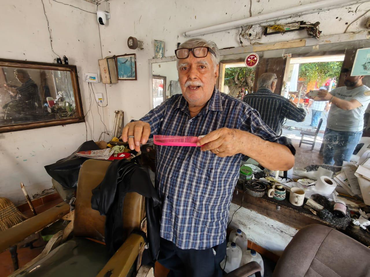 $!Raúl Uribe, 65 años entre tijeras y navajas en la zona del mercado municipal de Rosario