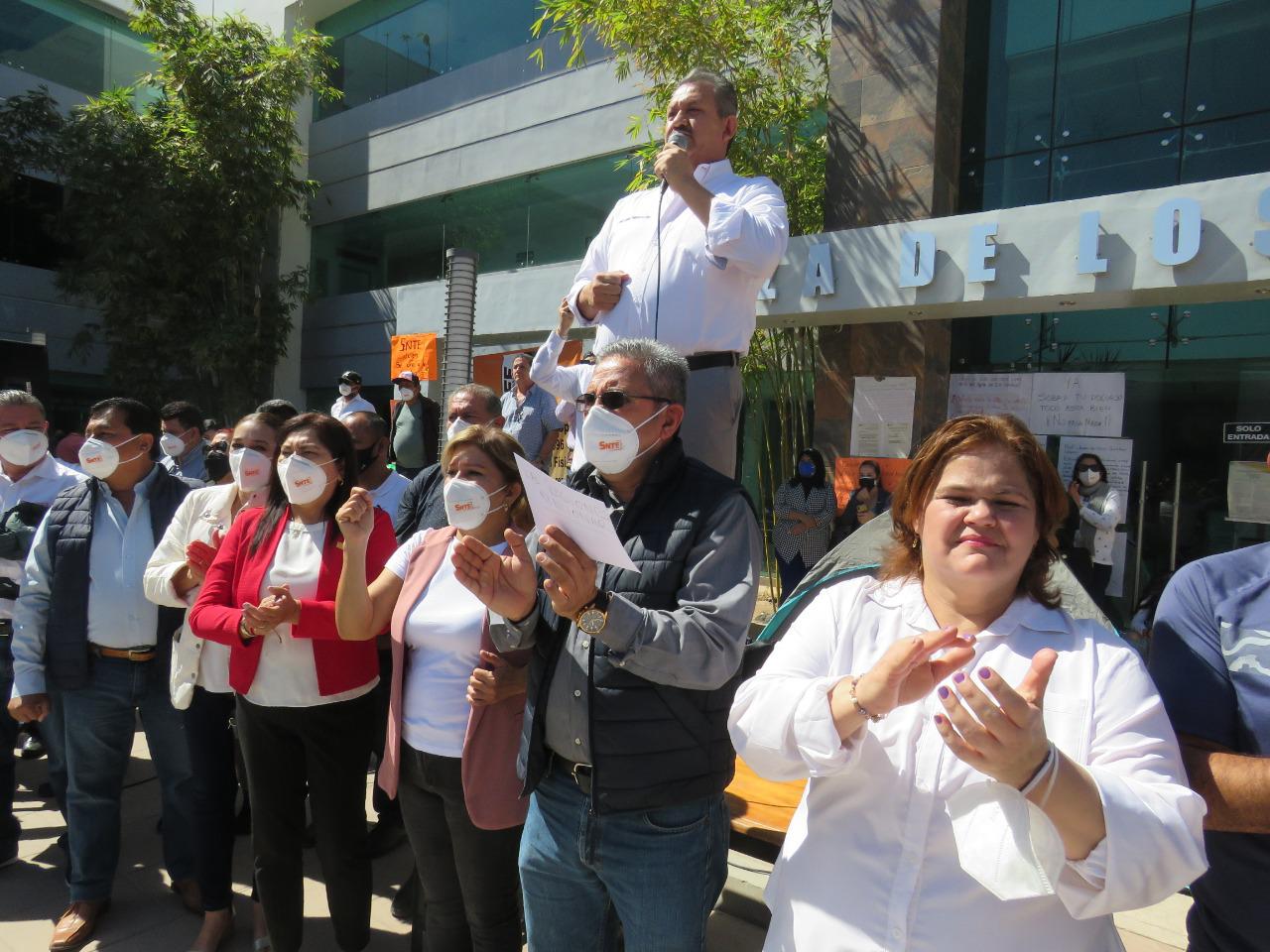 $!La lucha es por la defensa de los derechos de los trabajadores, expresa Genaro Torrecillas, líder del SNTE 27