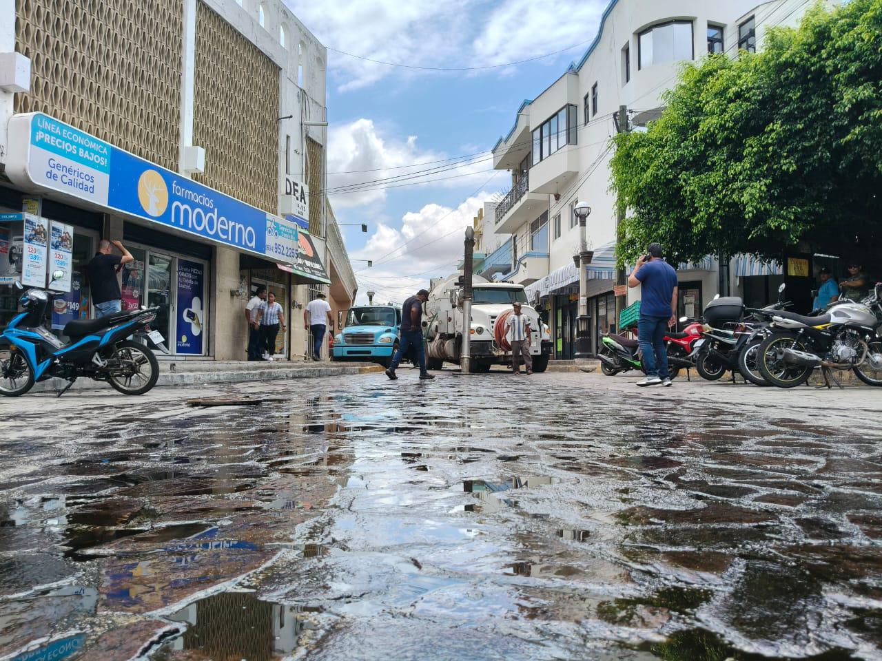 $!Desborda alcantarilla en zona comercial de El Rosario y obliga a autoridades a cerrar vialidad