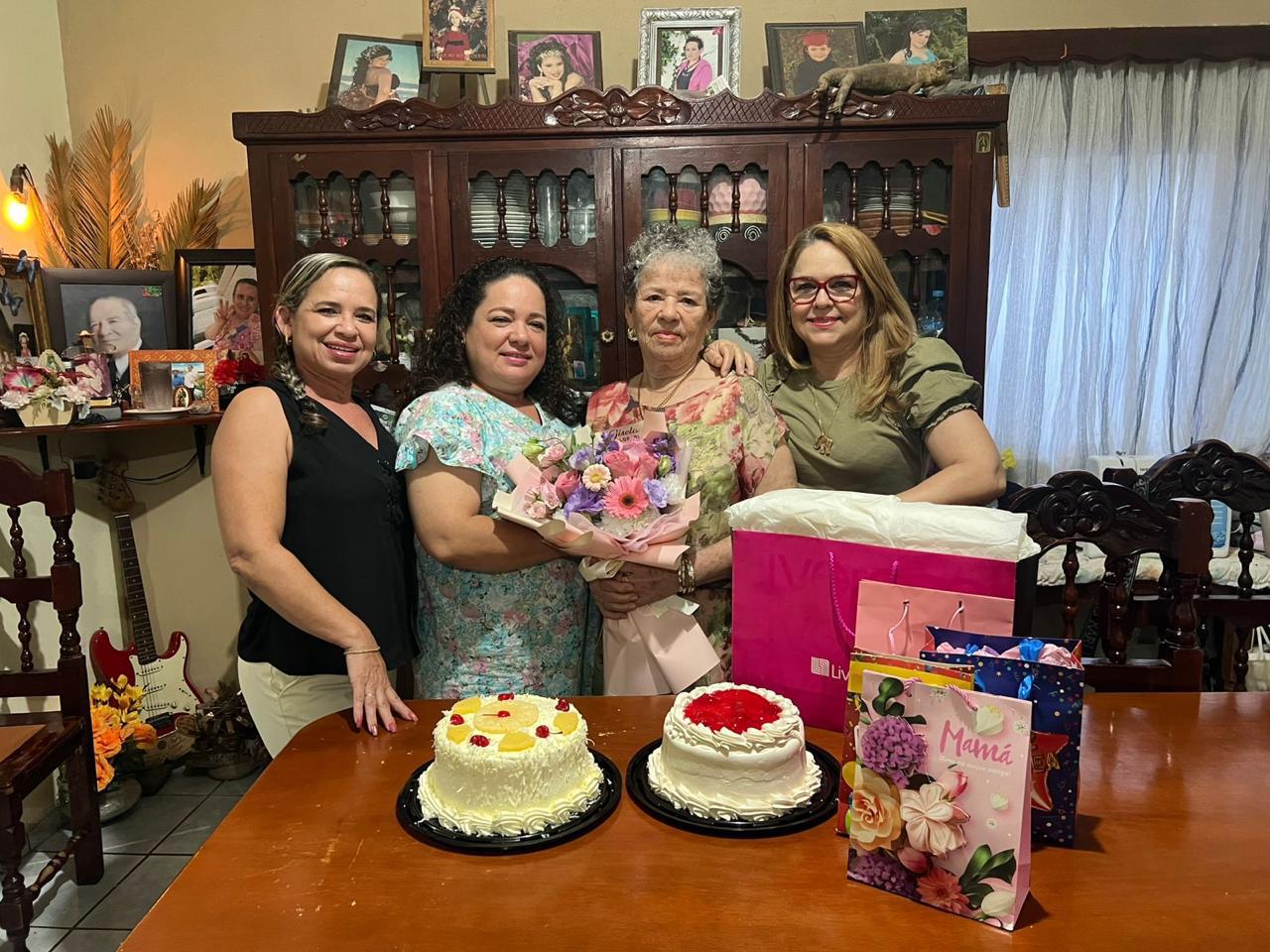$!Sus hijas Trinita, Lety e Imelda Cervantes la festejaron.