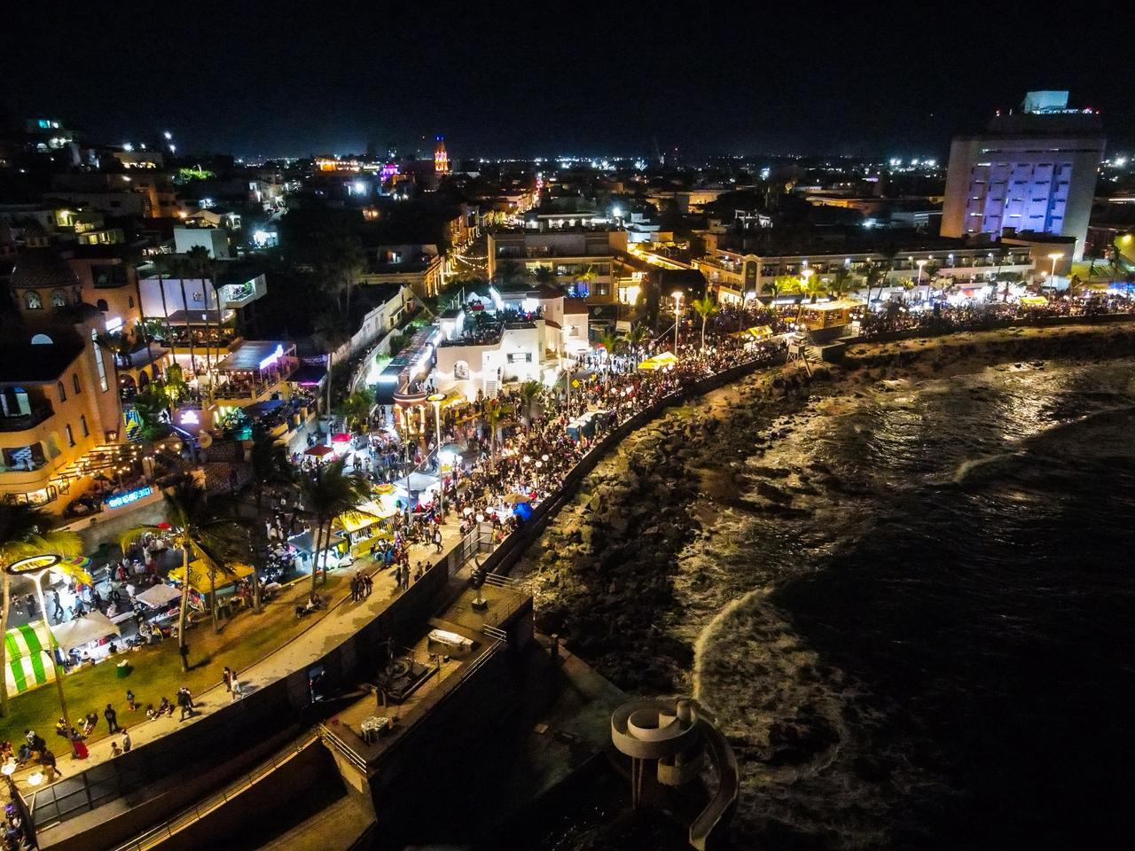$!‘Explota’ Nawat Itsaragrisil en la tradicional Quema del Mal humor del Carnaval de Mazatlán