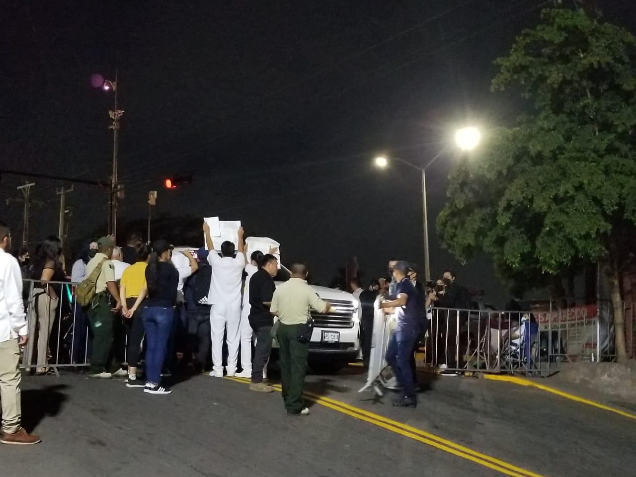 $!Madrugan manifestantes en las afueras de la Novena Zona Militar, en Culiacán, por visita de AMLO