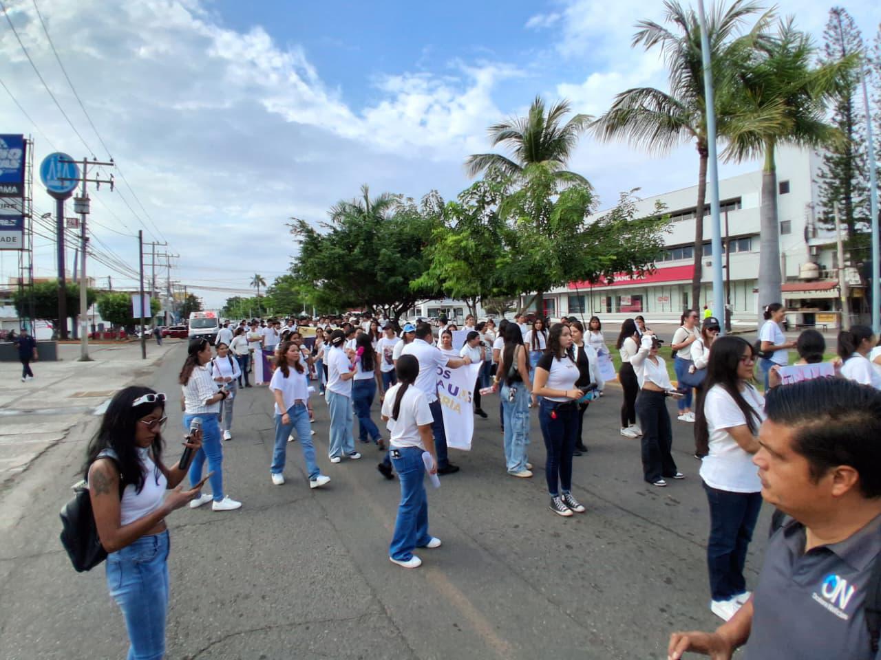 $!Marchan estudiantes de la UAS en Mazatlán por el 2 de octubre