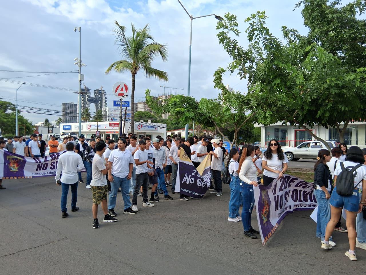 $!Marchan estudiantes de la UAS en Mazatlán por el 2 de octubre