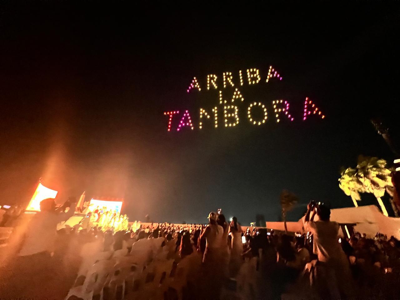 $!Un espectáculo de drones iluminó el cielo mazatleco con el lema “Arriba la Tambora”.