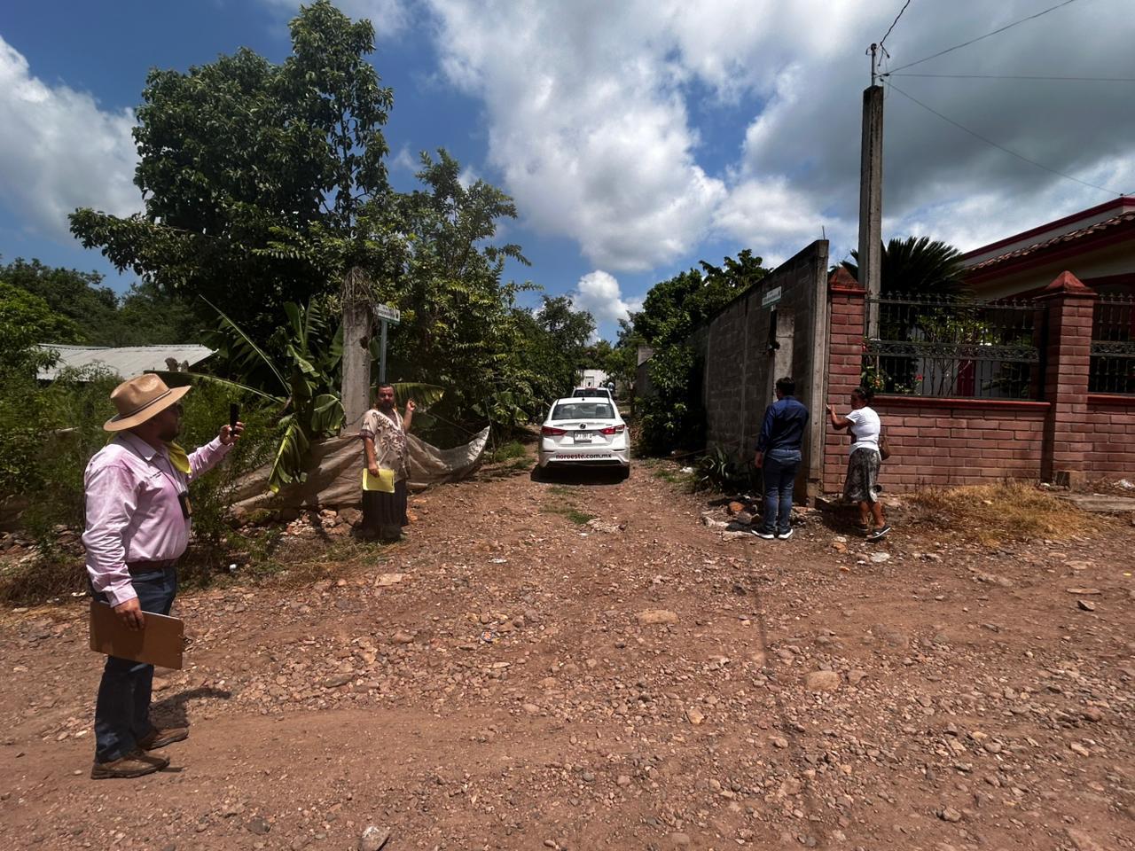 $!Diez años detrás de una barda: sin agua ni luz por un callejón cerrado en Tacuichamona