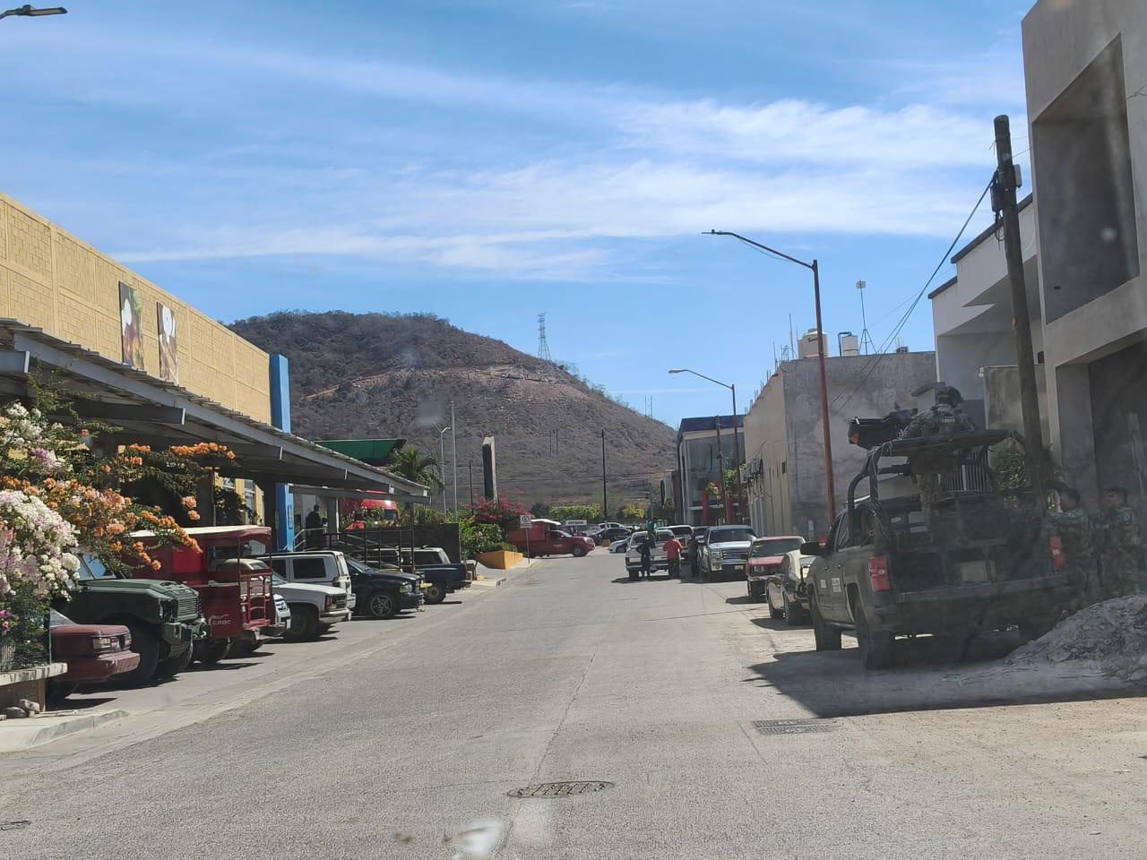 $!Apoyo Ejército a familias de la sierra de Rosario a bajar por suministros