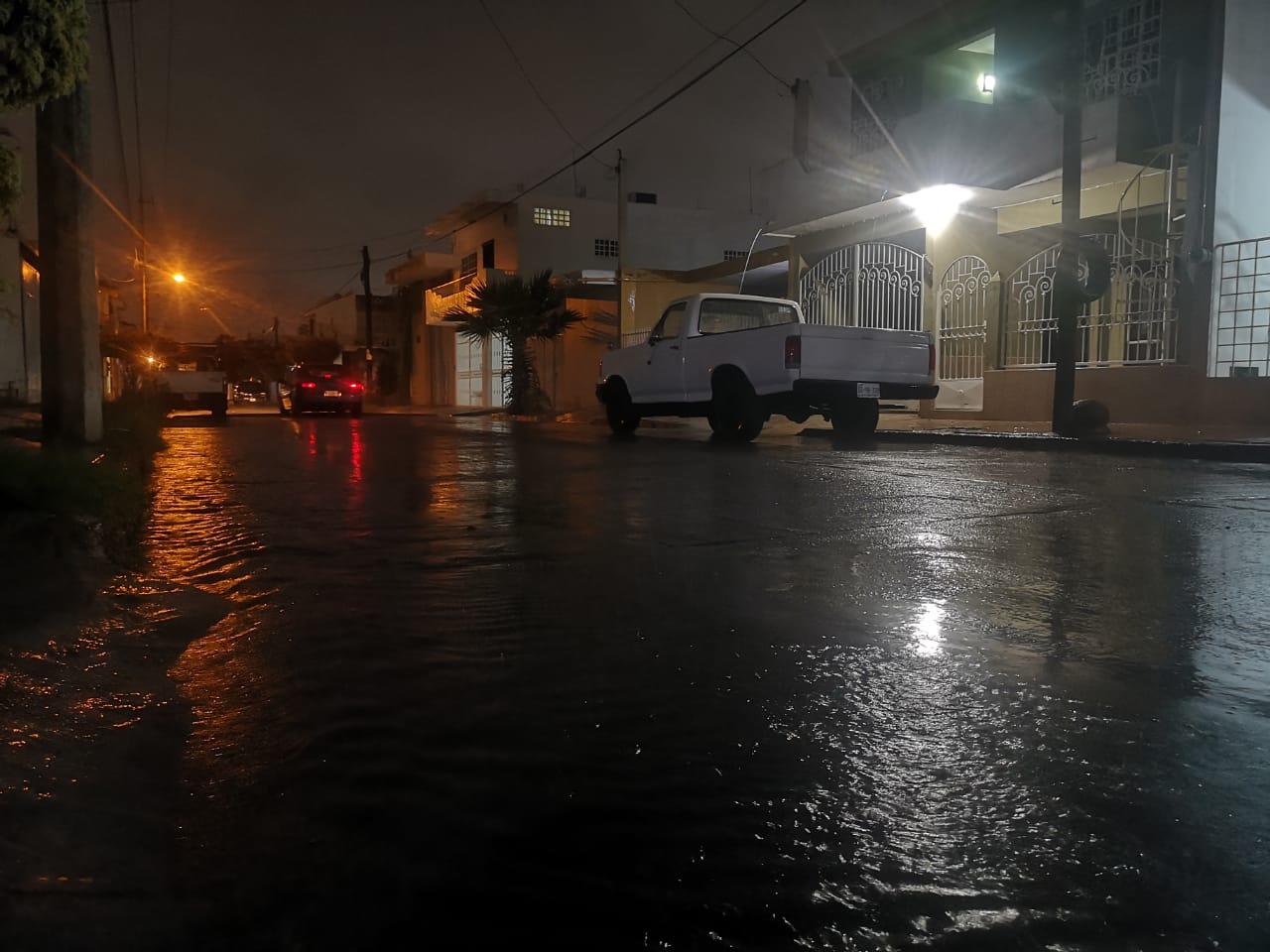 $!Fuertes lluvias y tormenta eléctrica azotan Mazatlán