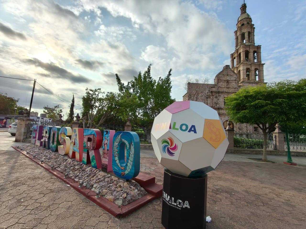 $!Instalan dos balones alusivos al Mundial en Rosario; ciudadanos cuestionan la calidad
