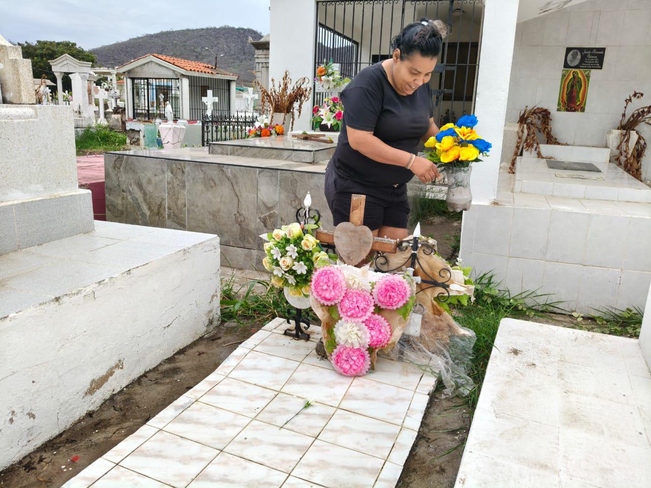 $!A 30 años de su partida, Jazmín mantiene vivo el recuerdo de su padre en cada visita a su tumba
