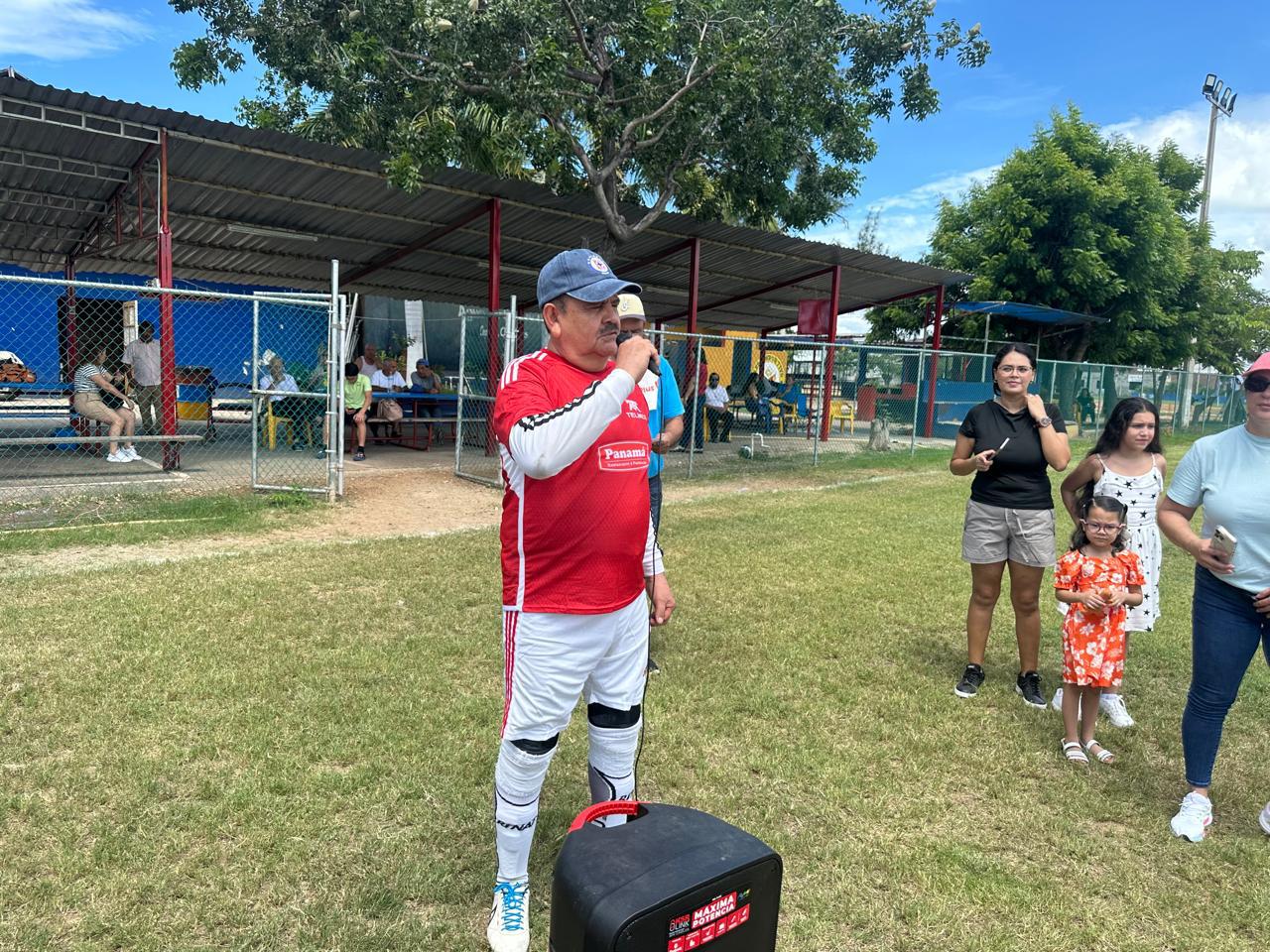 $!Arranca la temporada 2025 de la Liga 65 y Más del Club Muralla con emotivo homenaje a figuras del futbol veterano