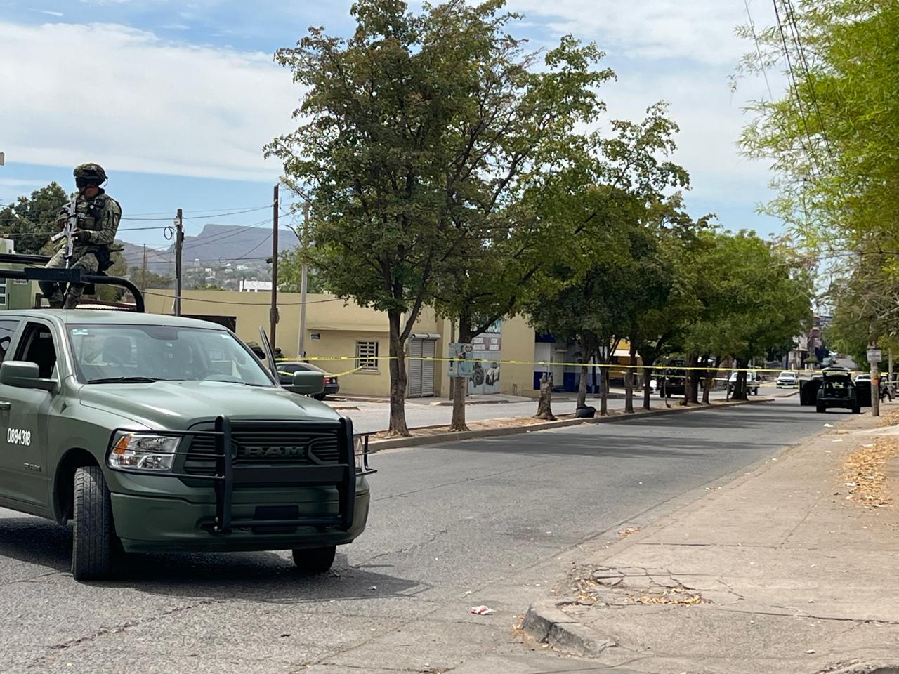 $!Aseguran vehículo con un posible artefacto explosivo en la colonia Emiliano Zapata, en Culiacán