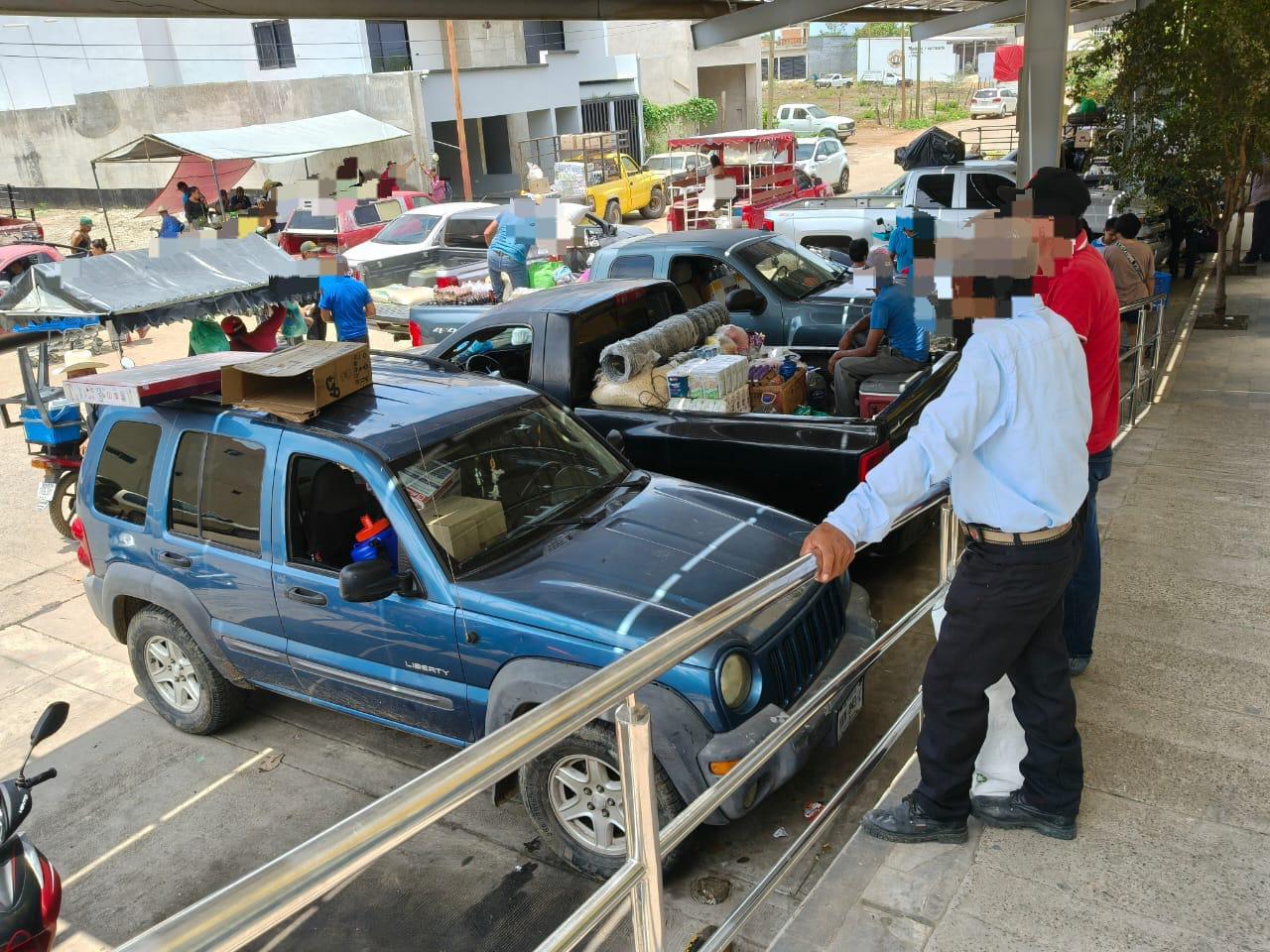 $!Bajo resguardo militar, familias de la sierra bajan por víveres a El Rosario
