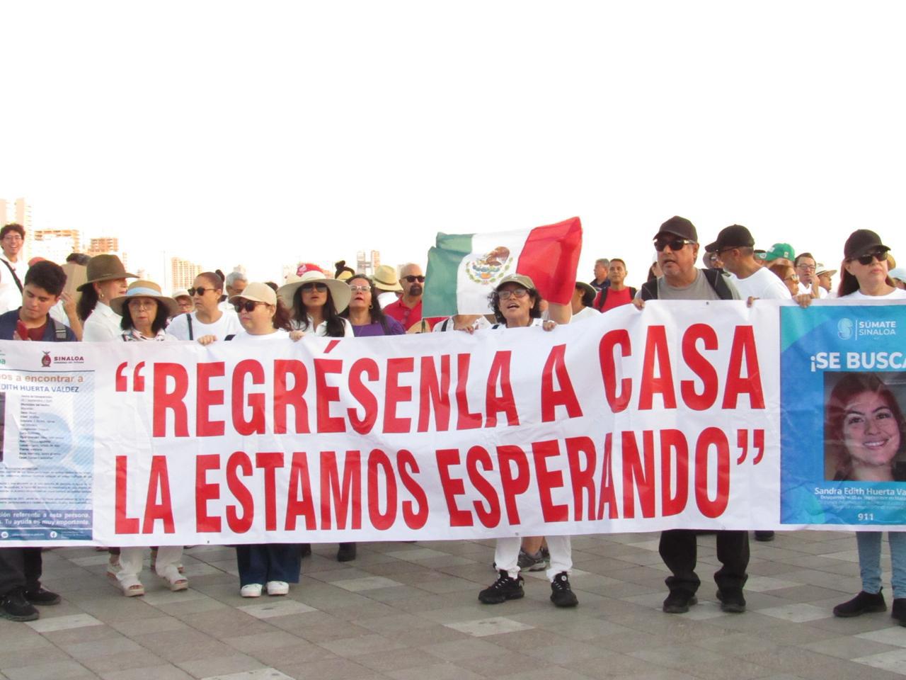$!Mazatlecos exigen paz y revocación de mandato en marcha en el malecón