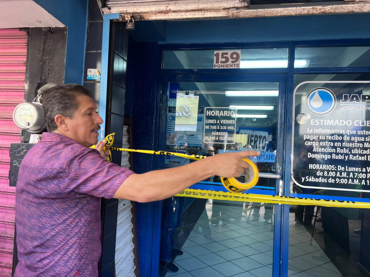 $!Comerciantes protestan en la Japac por falta de agua; denuncian hasta cuatro días sin servicio