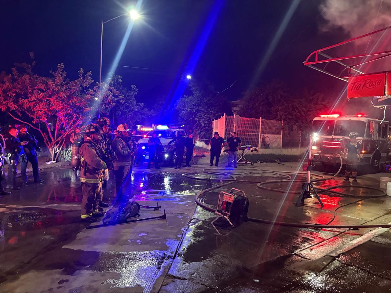 $!Se incendia tienda de abarrotes en La Foresta, en Mazatlán, tras presunto ataque