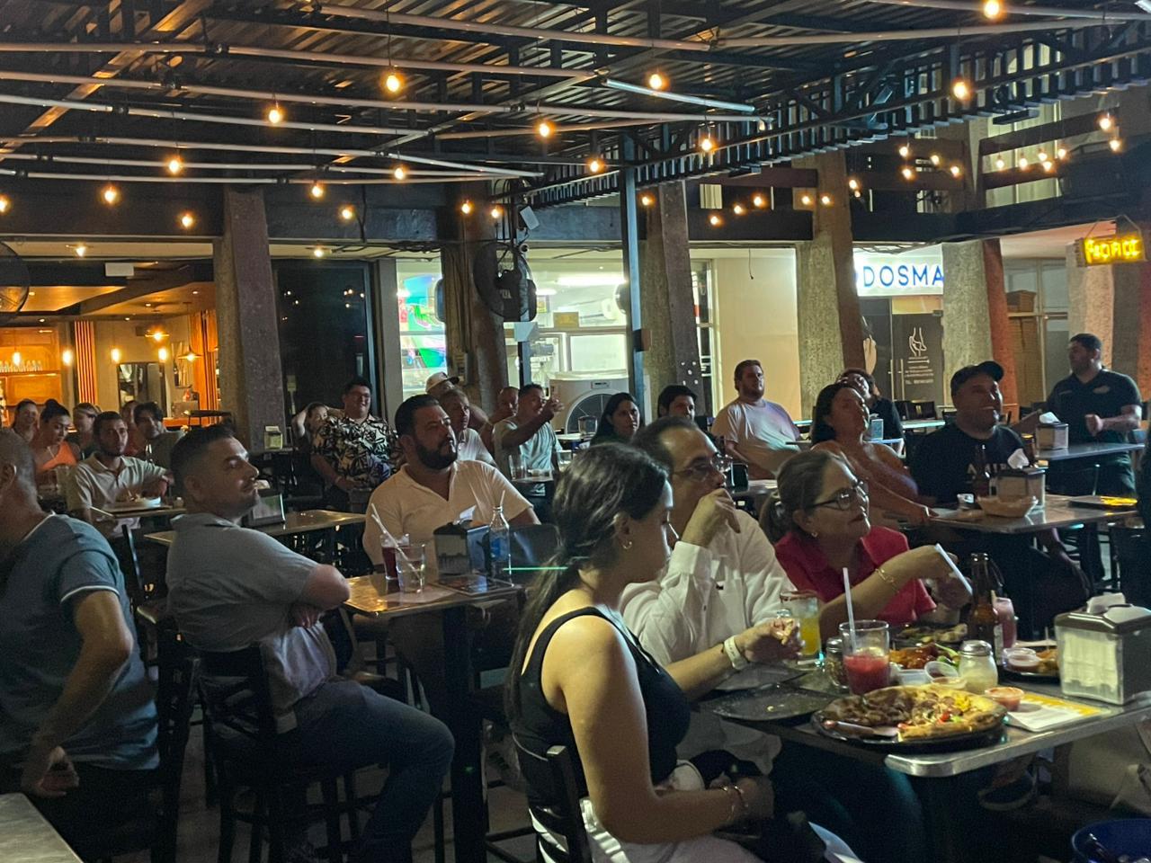 $!El Tucán Guzmán llena de risas Cheers Restobar