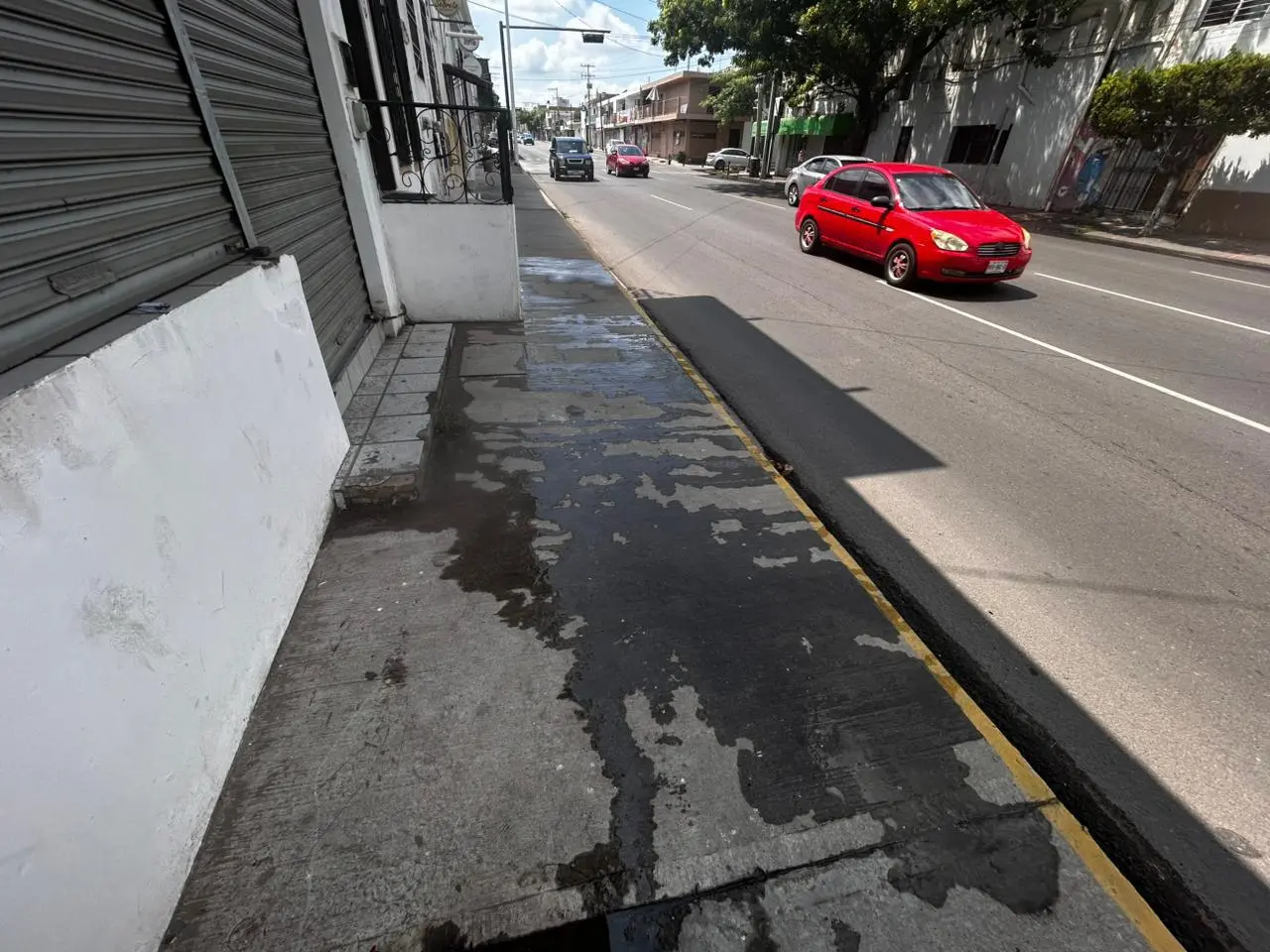 $!Desde hace una semana, fuga de aguas negras afecta Centro de Culiacán