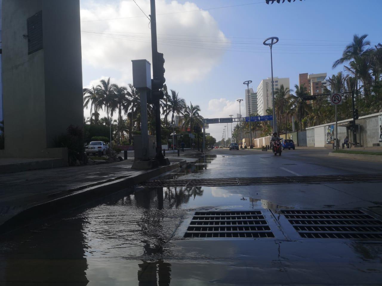 $!Lluvias provocan encharcamientos en vialidades de Mazatlán