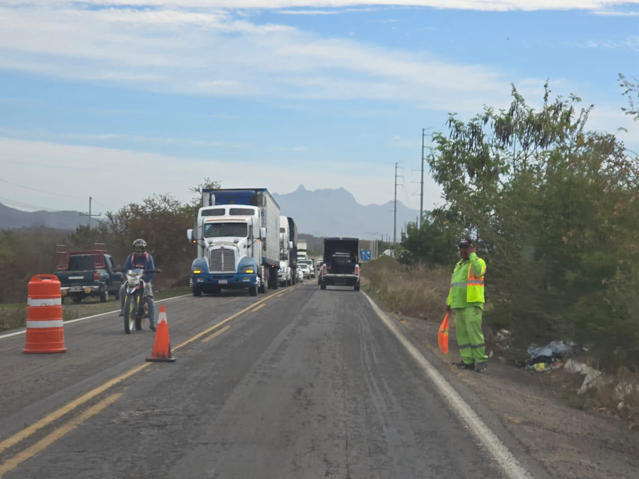 $!Realizan trabajos de reencarpetado de la carretera México 15, a la altura de Rosario