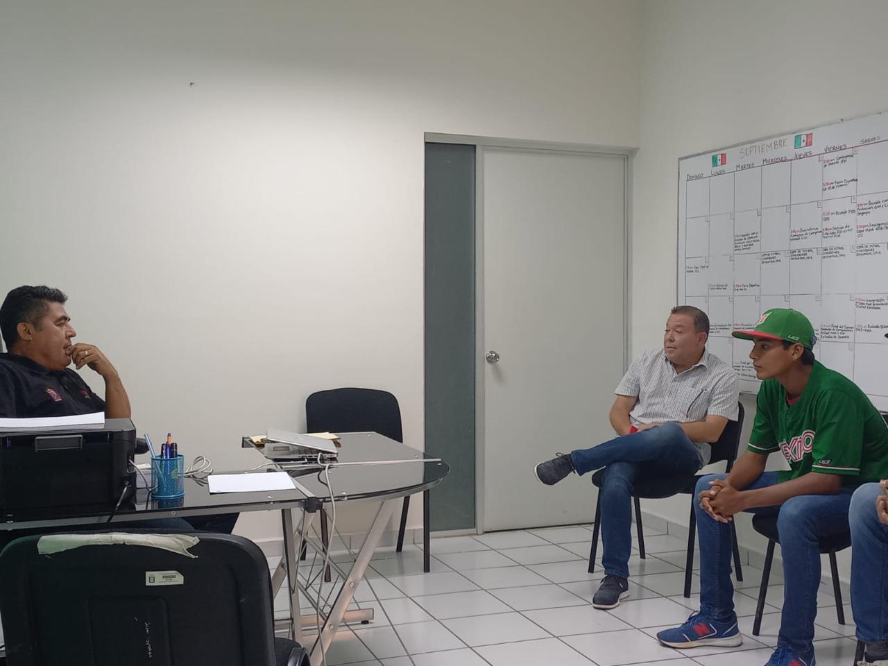 $!Director del Imdec recibe la visita de David Hernández, beisbolista mundialista