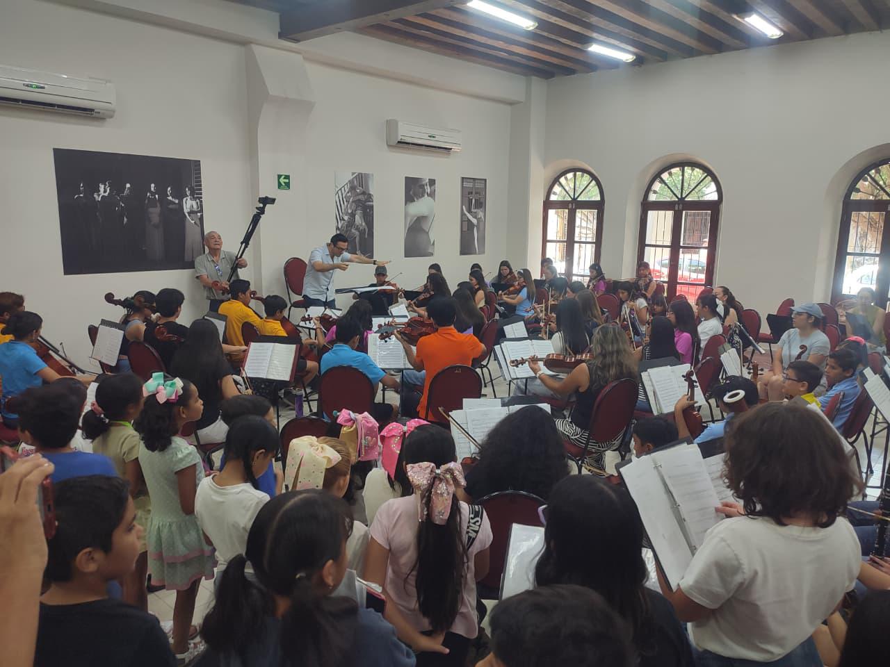 $!Integrantes de diversas orquestas y coros de Mazatlán y El Rosario realizan un ensayo de lo que será el concierto de Sinfonía por la Paz, en lo que fue la conferencia con los medios de comunicación.