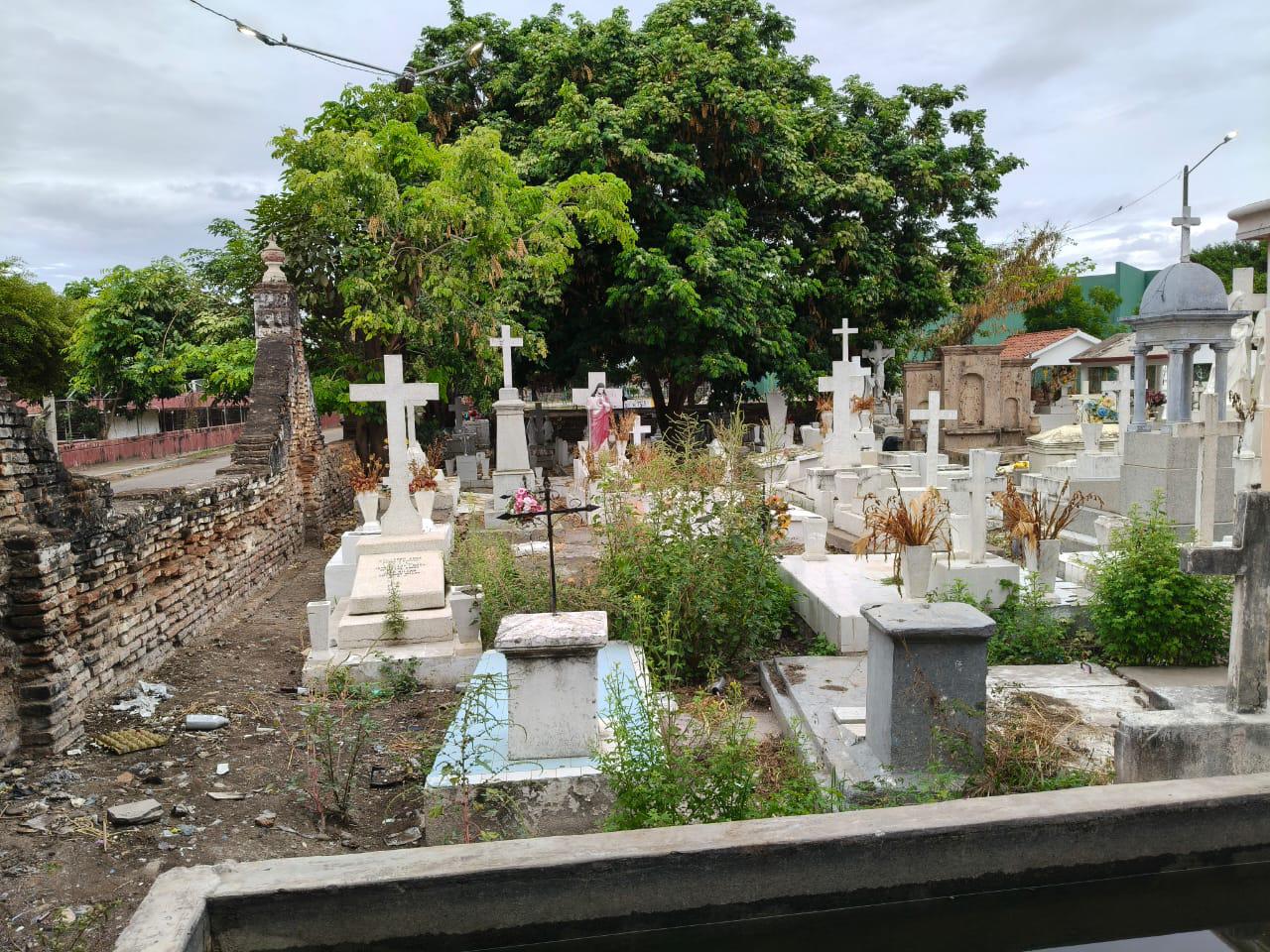 $!Denuncian abandono y falta de limpieza en panteón de Rosario durante el Día del Padre