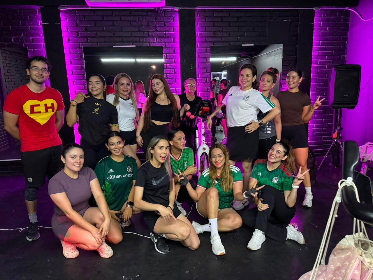 $!Los chicos de American Fitness vivieron intensamente el primer juego de México.