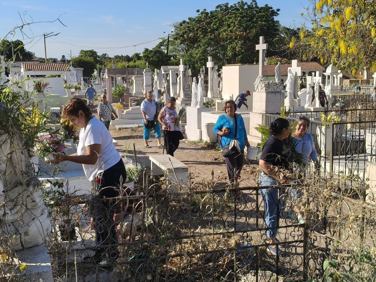 $!Familias de Rosario honran a sus madres en el panteón municipal
