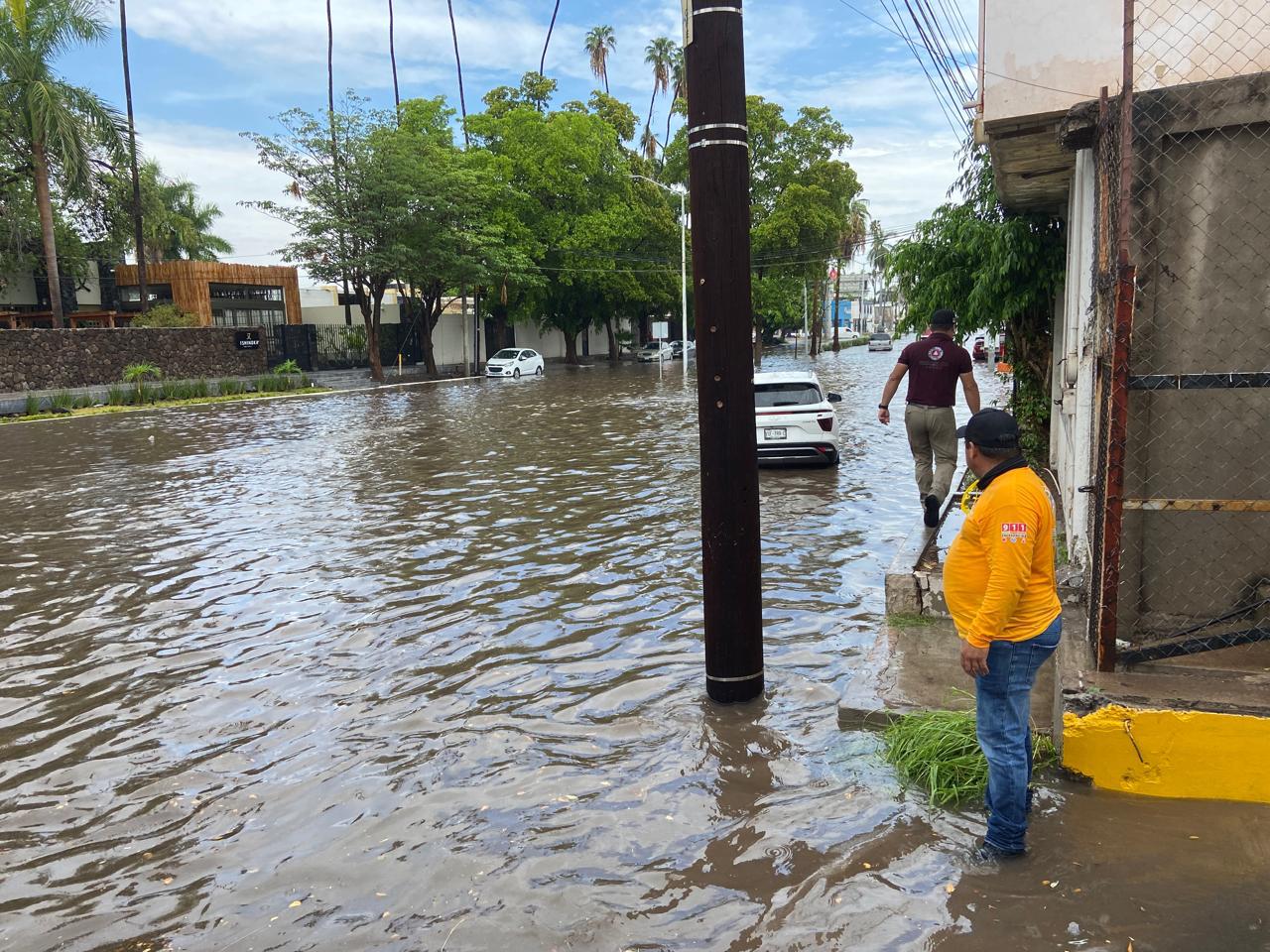 $!Lluvias dejan vialidades anegadas y una estructura colapsada en el Centro de Los Mochis
