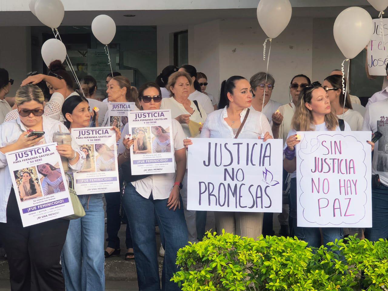 $!Exigen justicia por el asesinato de María Fernanda y su bebé en Los Mochis