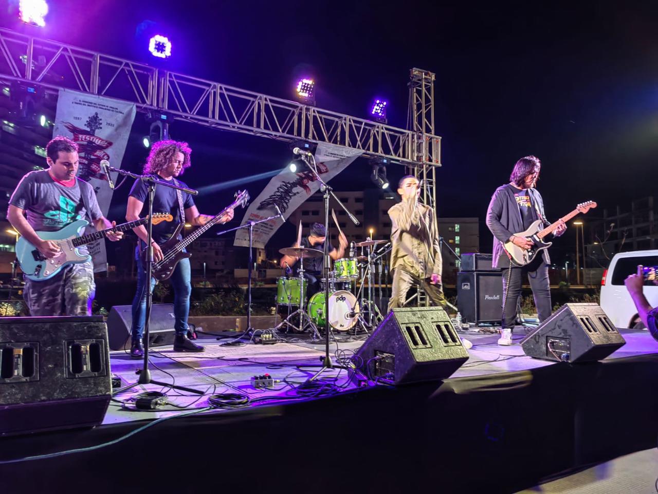 $!Disfrutan tarde de rock en el Parque Central