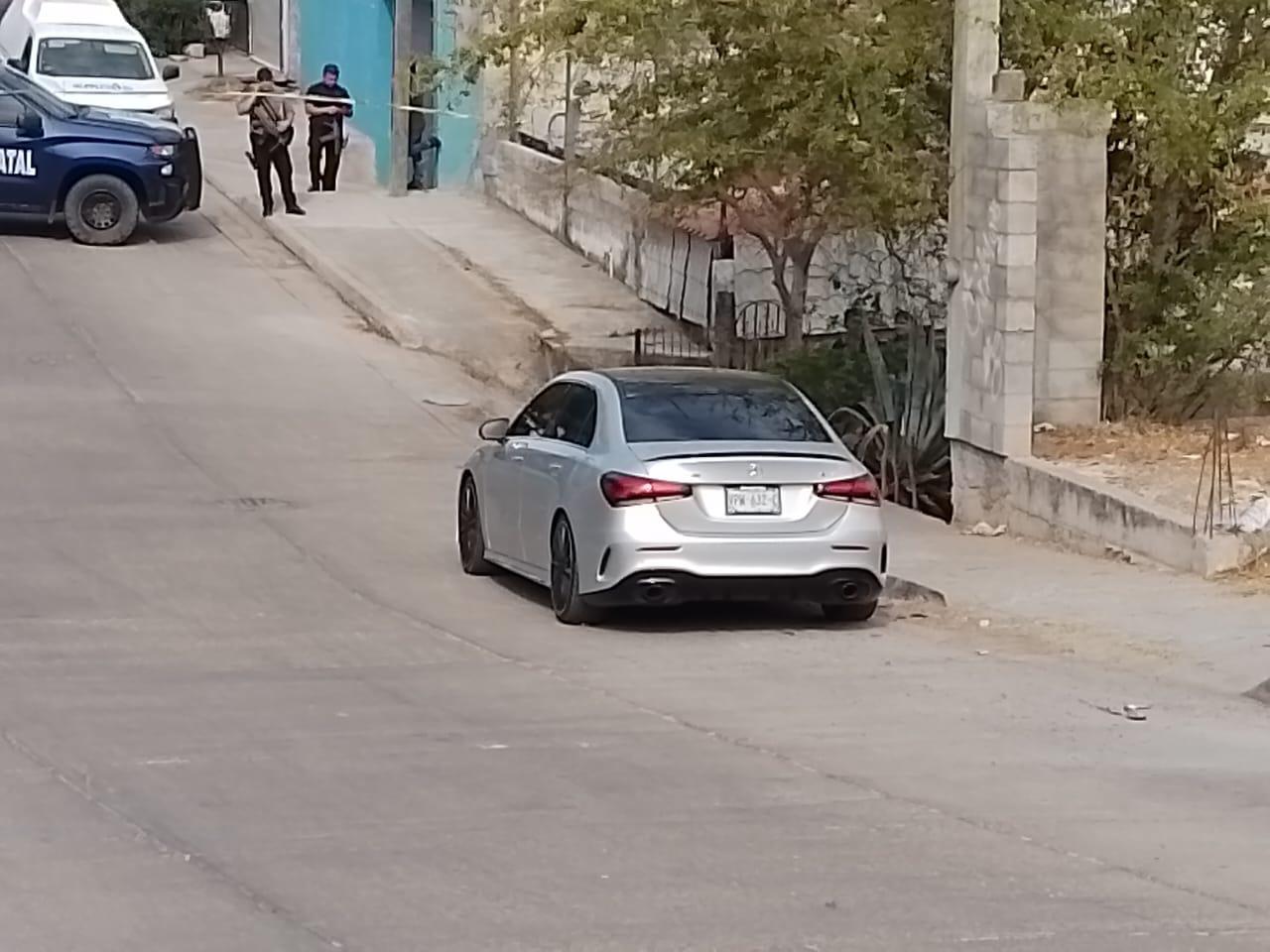 $!Hallan a dos jóvenes amordazados y asesinados en vehículo, en Culiacán