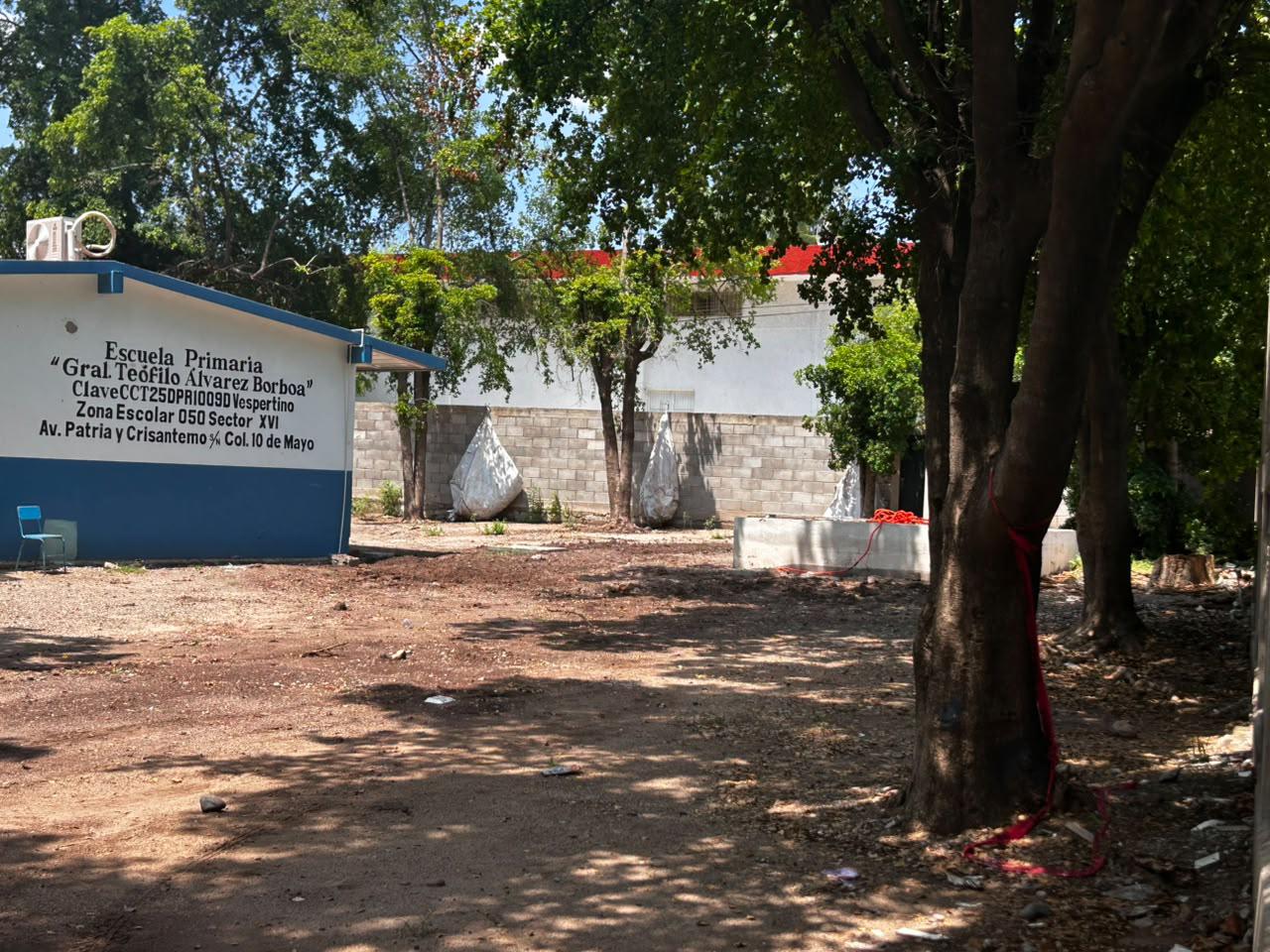 $!Exigen madres de familia reparar instalaciones eléctricas tras muerte de mujer en escuela de Culiacán