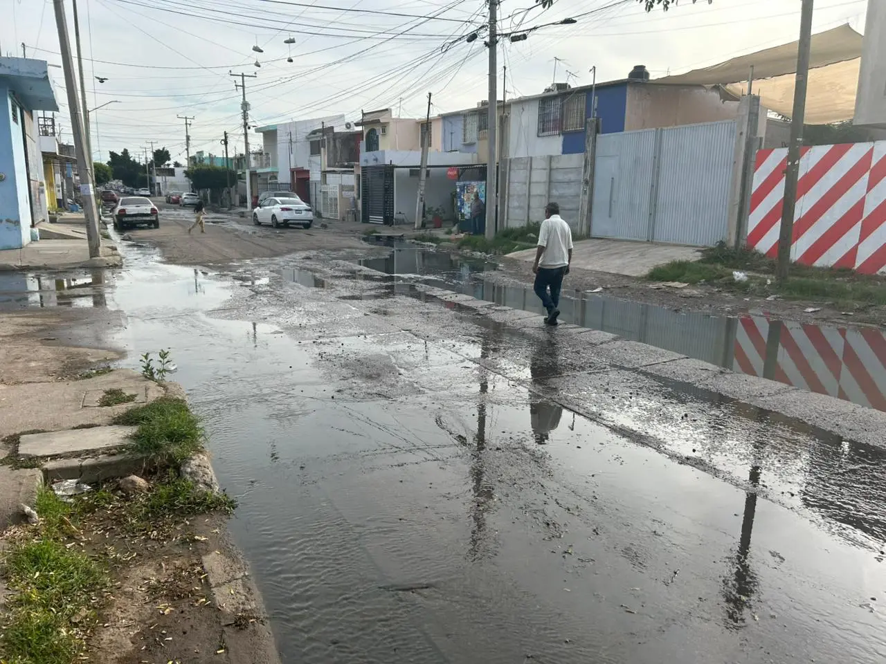 $!Vecinos denuncian 3 años de foco de infección por colapso de drenaje en calle de Infonavit Barrancos